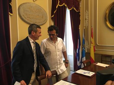 El alcalde y el rector, momentos antes de la firma del convenio.