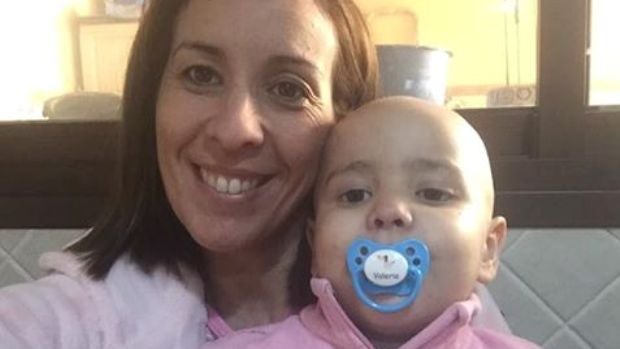 Valeria, en la imagen con su madre, espera conocer ahora la fecha del trasplante
