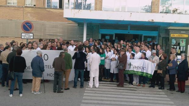 Un momento de la concentración de hoy a las puertas del Hospital de Riotinto