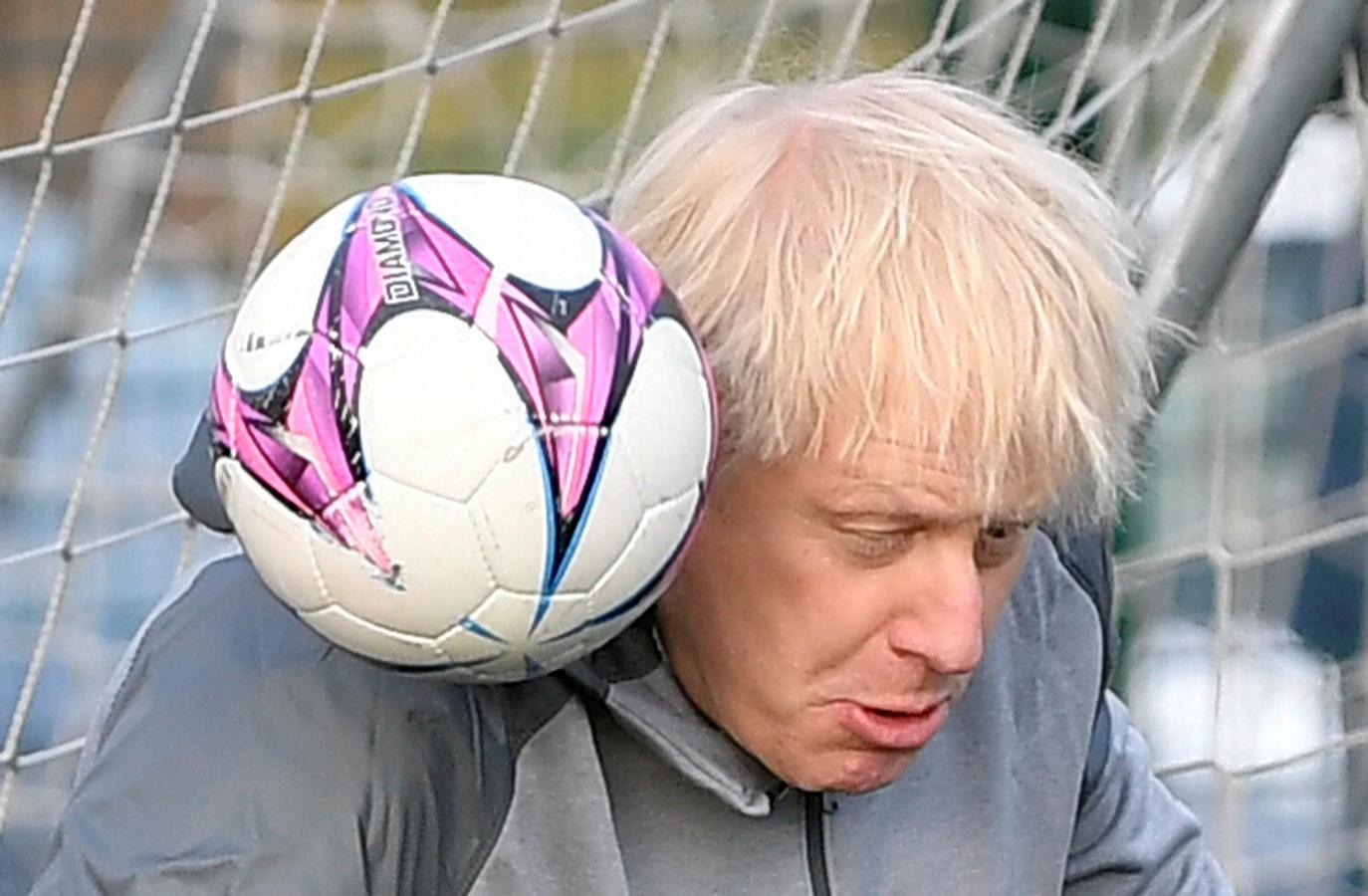 Las chocantes imágenes de Boris Johnson jugando al fútbol en plena campaña