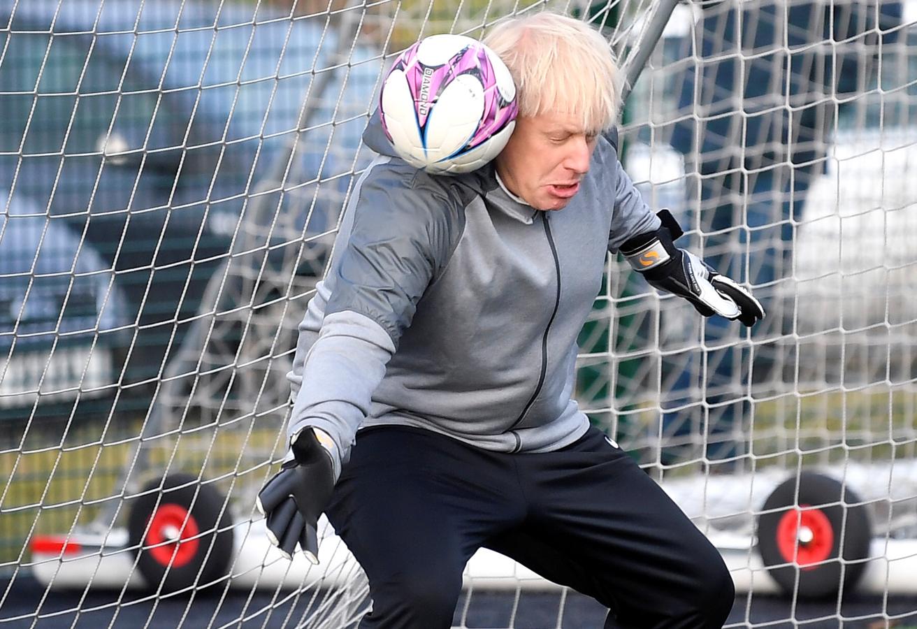 Las chocantes imágenes de Boris Johnson jugando al fútbol en plena campaña