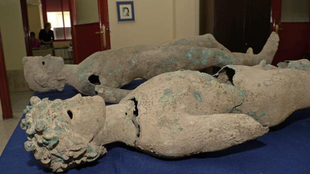 Las dos piezas, tras encontrarlas la Policía
