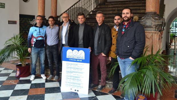 Autoridades y organizadores, este martes, durante la presentación del Circuito Provincial de Triatlón