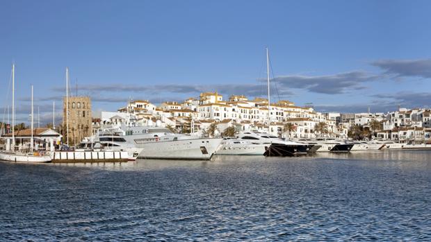 Puerto Banús, inaugurado en 1970 y en el que, a pesar de sus problemas, siguen recalando lujosos yates