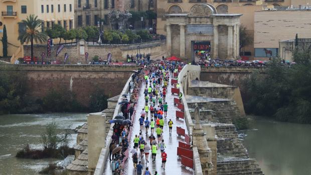 Cientos de corredores entran en la linea de meta