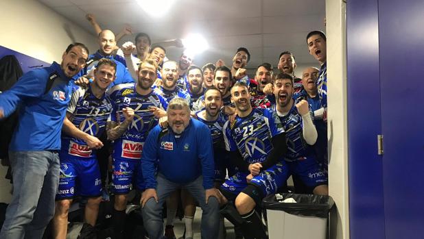 Los jugadores del Ángel Ximénez celebran en el vestuario