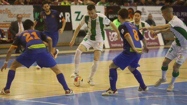 Cordero ante dos contrarios con el balón controlado