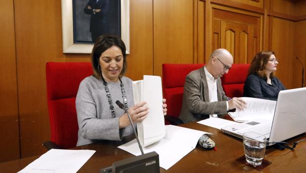 La alcaldesa de Córdoba, Isabel Ambrosio, preside un pleno