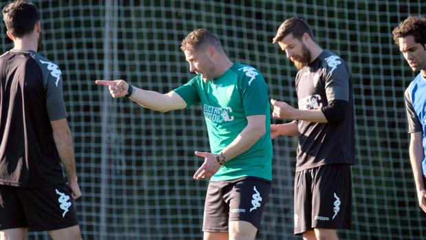 El entrenador del Córdoba CF, Curro Torres, da instrucciones a Chus Herrero y Araujo en Montecastillo