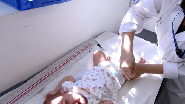 Una enfermera vacuna a un bebé en un centro hospitalario de Sevilla