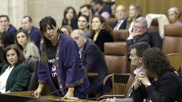 Teresa Rodríguez interviene en uno de los plenos del Parlamento luciendo una camiseta con un lema feminista