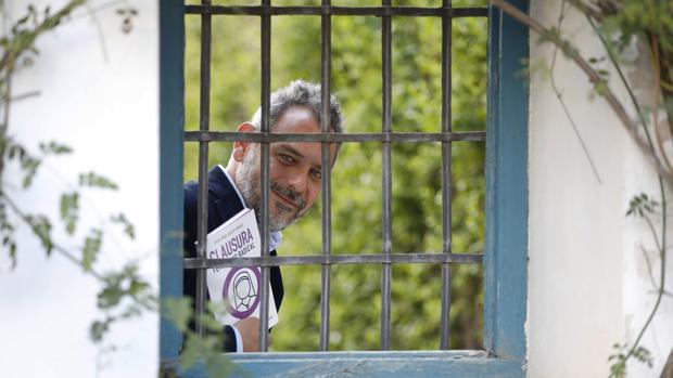 Rafael Aguilar, con su libro en Viana