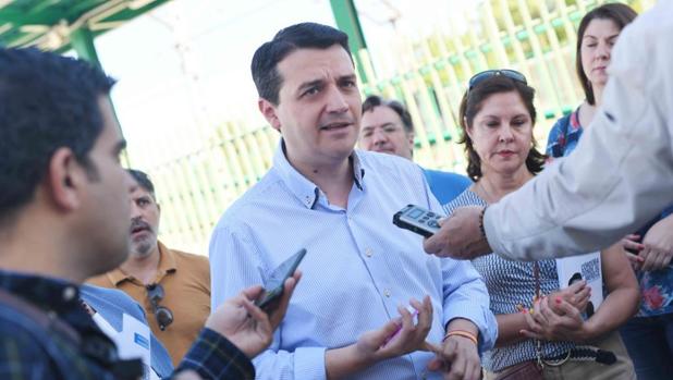 El alcaldable del PP, José María Bellido, ayer en la estación de Cercanías de Alcolea