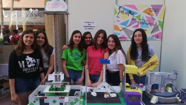 Alumnas del IES Fernando III El Santo (Córdoba) posan con sus proyectos