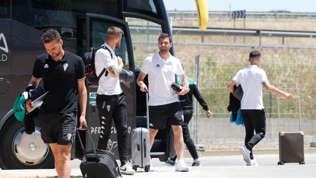 Flaño y Chus Herrero, cerca del autocar del Córdoba CF