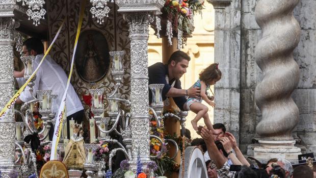 Salida de la hermandad del Rocío de Córdoba desde la real iglesia de San Pablo en el año 2017
