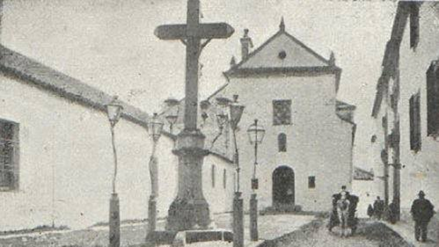 Imagen antigua del Cristo de los Faroles de la plaza de Capuchinos sin reja
