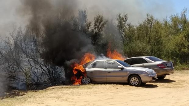 El fuego forestal de Punta Umbría se ha originado a raíz del incendio de un vehículo
