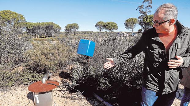 El presidente de la CHG muestra un pozo ilegal cerca de Doñana