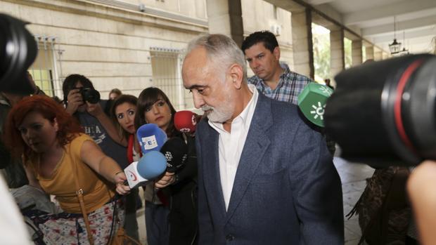 Fernando Villén, exdirector general de la Fundación Faffe, saliendo de los juzgados el 11 de octubre de 2018