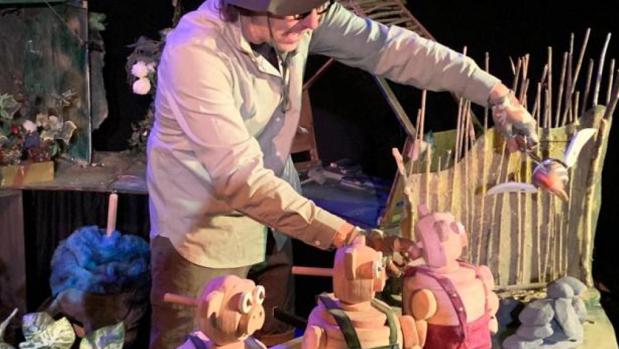Obra «Los tres cerditos» de David Zuazola y a La Sombrita