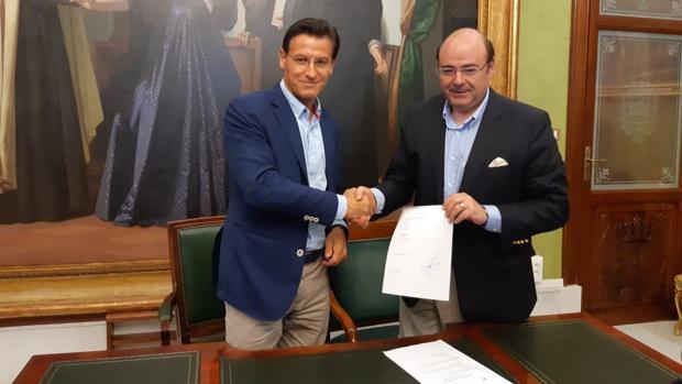 El alcalde de Ciudadanos en Granada, Luis Salvador, junto al popular Sebastián Pérez.