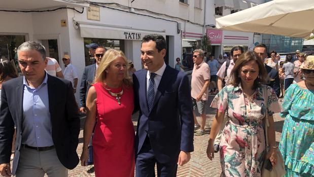 Juanma Moreno junto a la alcaldesa Ángeles Muñoz, al consejero de Presidencia Elías Bendodo y la delegada de la Junta en Málaga Patricia Navarro, en Marbella