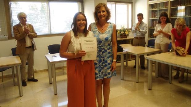 Alba Pérez junto a la Delegada de Educación, Inmaculada Troncoso