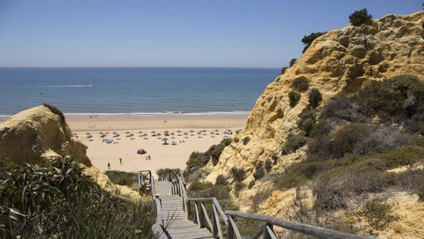 Bajada a la playa conocida como «del Parador»