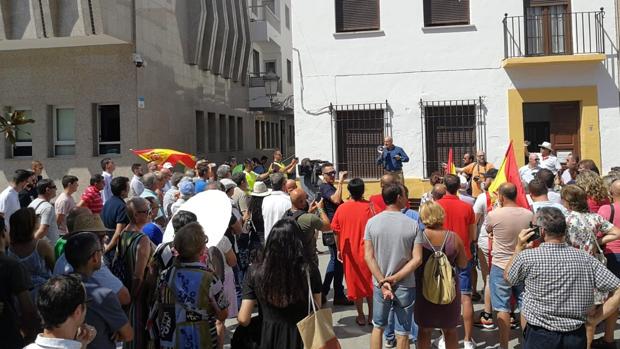 Un centenar de personas ha acudido a la concentración de VOX en Roquetas de Mar.