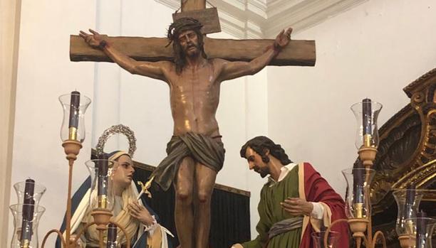 El paso de misterio, a falta de las flores, ya preparado para la procesión extraordinaria