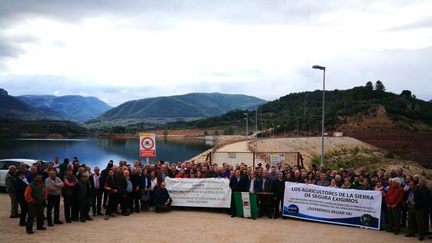 Agricultores exigen riegos ante la presa de Siles
