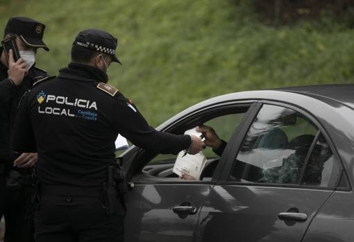 Un par de policías le piden documentos al conductor durante un control