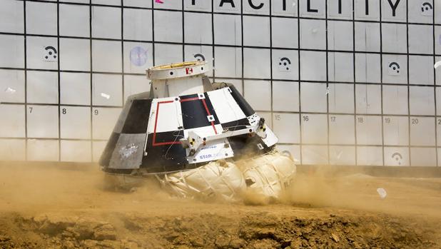 Seis grandes airbags tienen que amortiguar el impacto de la cápsula, de 13 toneladas de peso