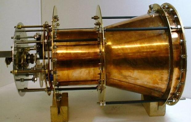 Este motor parece violar la tercera ley de Newton. Genera empuje por la amplificación de la presión de la radiación de una onda electromagnética