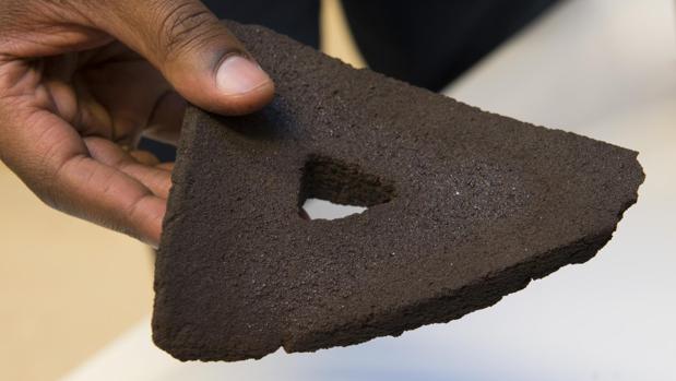 Ladrillo hecho con un sucedáneo de polvo lunar