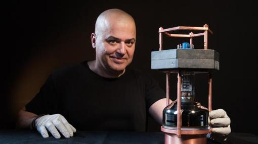 Un investigador sostiene el pequeño detector de neutrinos