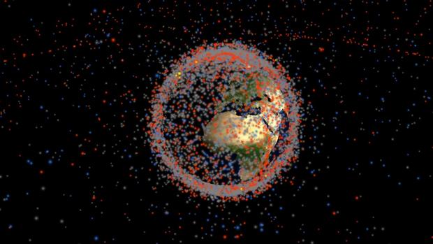 La simulación muestra todos los objetos artificiales que giran alrededor de la Tierra en tiempo real