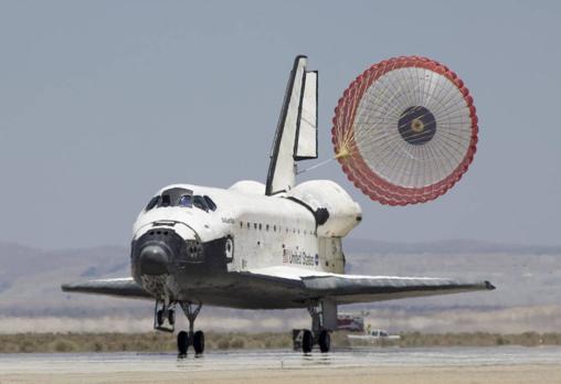El Atlantis aterriza en la base Edwards el 22 de junio de 2007