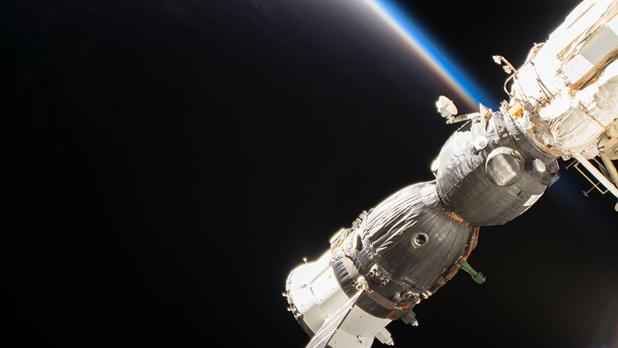 La nave espacial de la tripulación Soyuz MS-09 de Roscosmos, acoplada al módulo Rassvet de la ISS