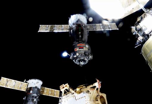 Una cápsula Soyuz abandona la Estación Espacial Internacional en 2015