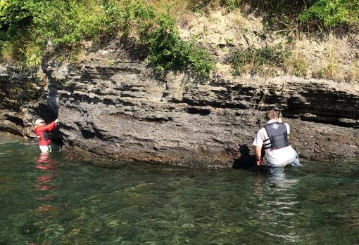 Alex Zumberge (derecha) recoge muestras de rocas antiguas que luego serán analizadas