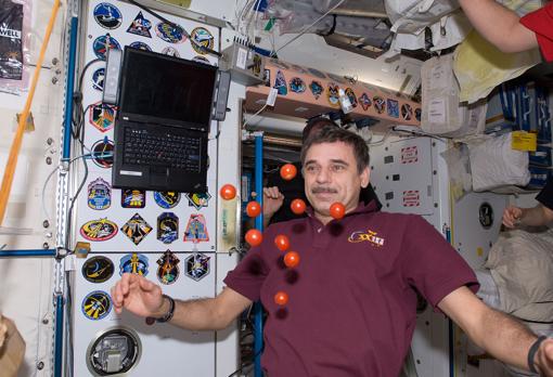 Mikhail Kornienko, a bordo de la EEI en 2010, jugando con unos tomates