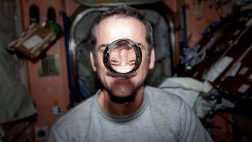 Un astronauta tras una gota de agua en la Estación Espacial Internacional