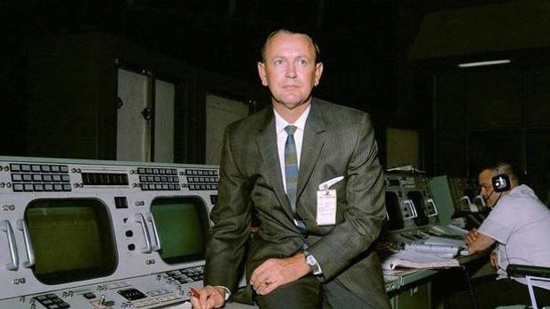 El estadounidense Chris Kraft en el Centro de Control de las Misiones (CCM) de la NASA en 1965