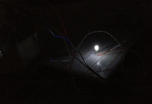 Un LED brilla gracias a la energía producida por el dispositivo