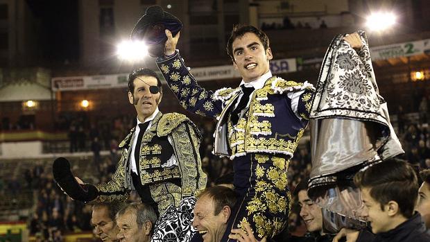 Juan José Padilla y Vicente Soler salen a hombros durante la corrida de la Feria de la Magdalena