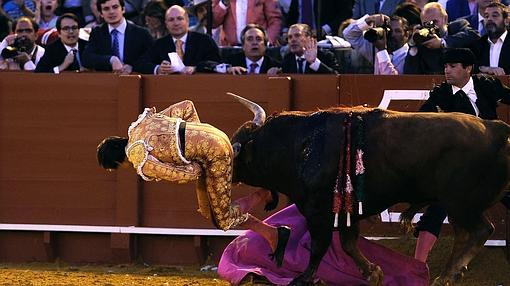 Roca Rey, colgado del pitón del último toro