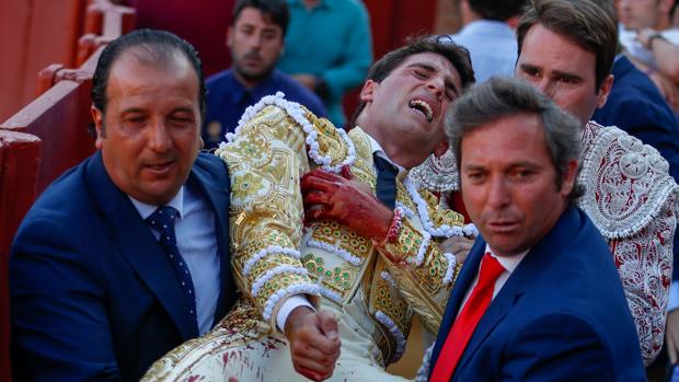 El torero en el momento en el que era trasladado a la enfermería