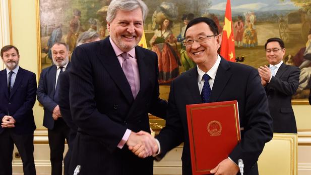 El ministro de Educación, Cultura y Deporte de España, Íñigo Méndez de Vigo y el ministro de Cultura de la República Popular China, Luo Shugang, tras la firma del acuerdo